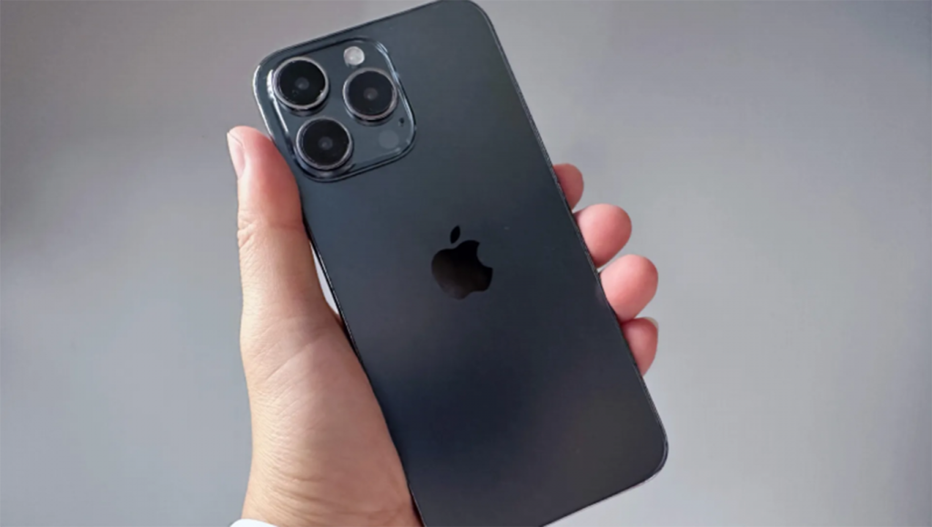 iPhone 15 Pro: Robustes Design und hochwertige Verarbeitung mit Titan und Ceramic Shield